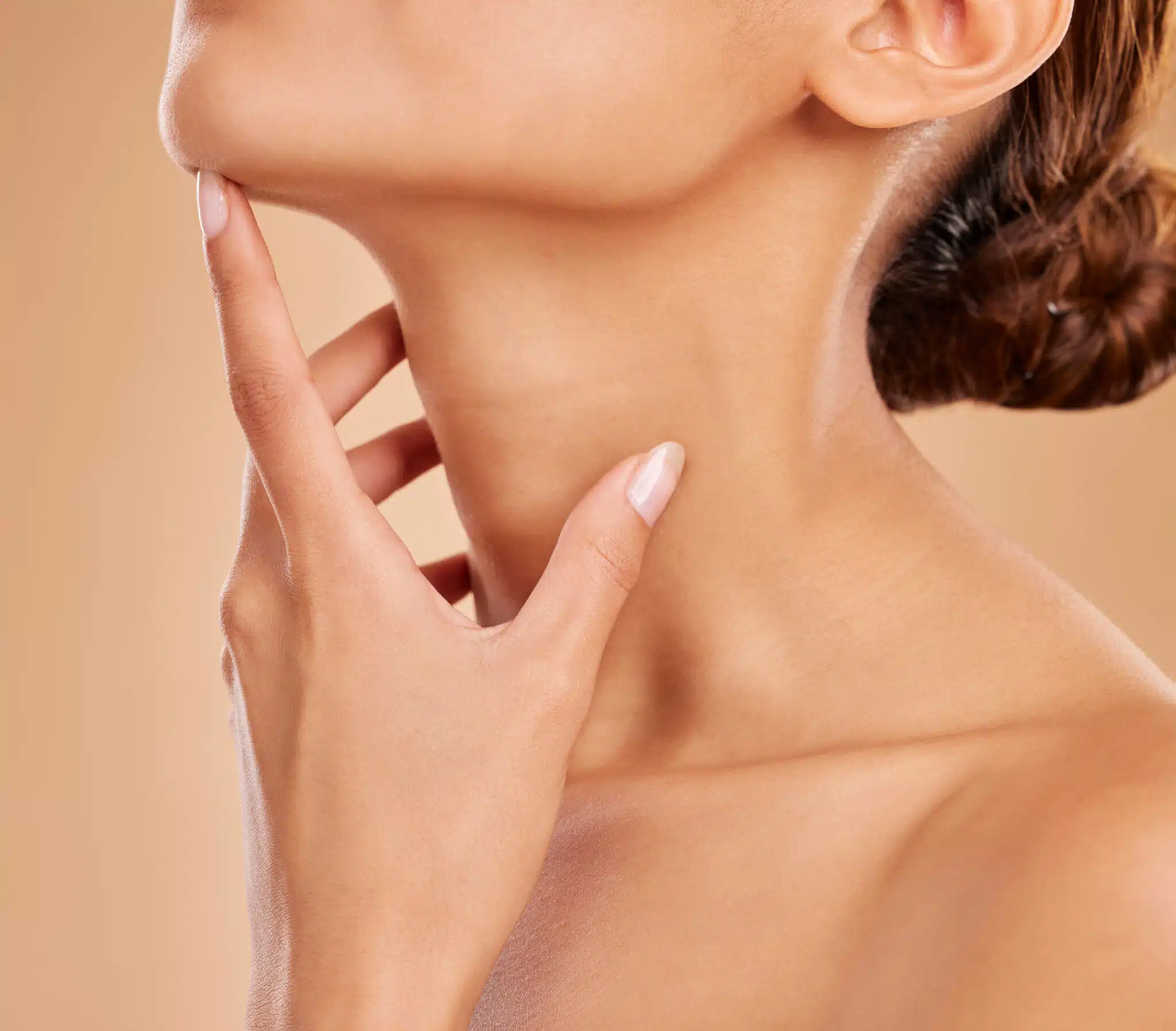 Mujer mostrando el contorno del mentón, la papada y el cuello
