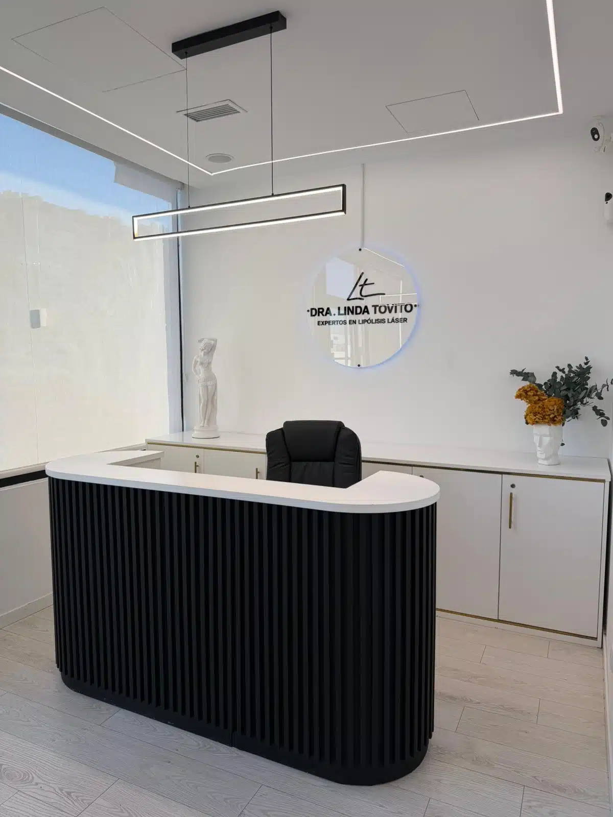 Recepción de la Clínica Dra. Linda Tovito en Madrid