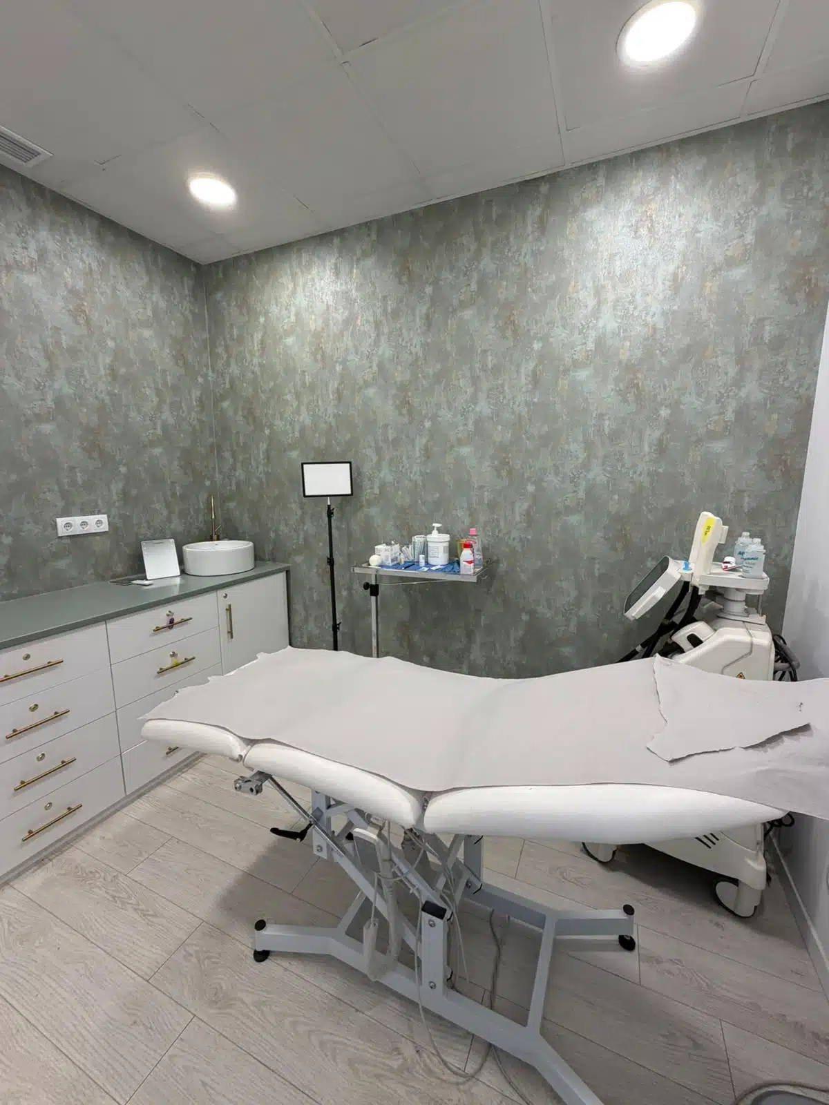 Sala de tratamiento de la Clínica Dra. Linda Tovito en Madrid