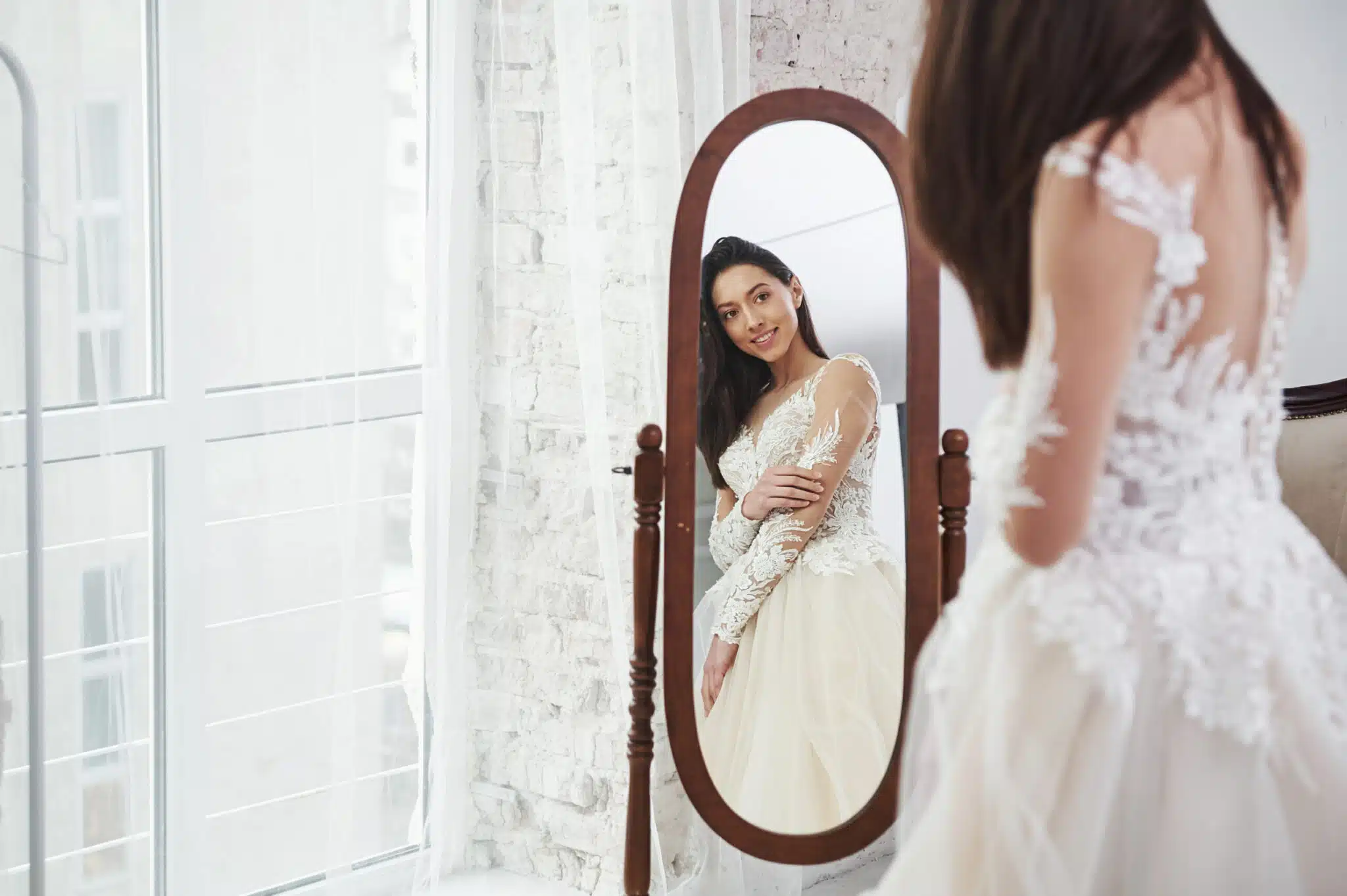 Novia observándose en el espejo antes de su boda