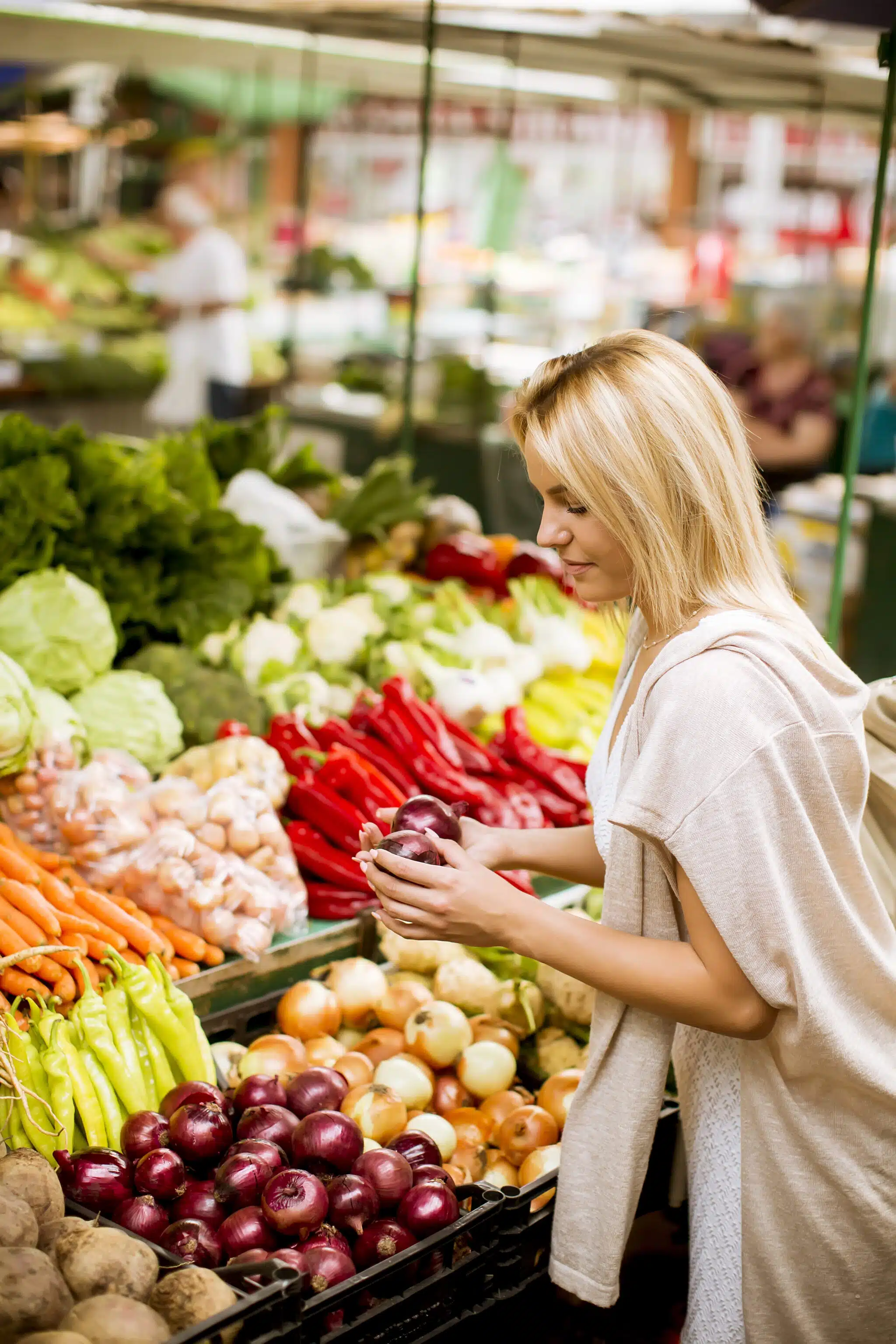 Mujer realizando una compra semanal con alimentos frescos y variados